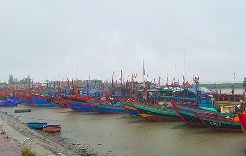 Bão số 3 suy yếu thành áp thấp, cảnh báo mưa lớn, lũ quét Tàu thuyền neo đậu tại cảng cá Cửa Sót (Hà Tĩnh) trưa ngày 18/7. Ảnh: Vnexpress