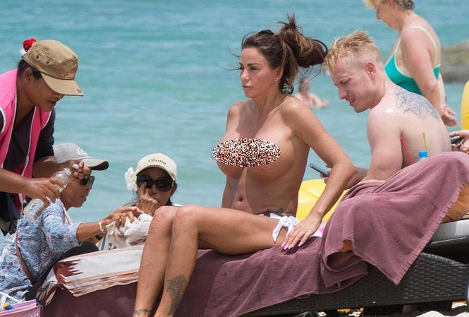 Siêu mẫu Katie Price ‘thả rông’ vòng một ngoại cỡ trên biển Thái Lan Katie Price "thả rông" khi đi nghỉ cùng bạn trai kém 15 tuổi ở Thái Lan.