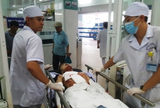 Bản tin 14H: Bình gas mini nổ, thanh niên bị mất bàn tay, vỡ lồng ngực Anh Bình bị thương nặng do bình gas mini phát nổ. Ảnh: NĐT