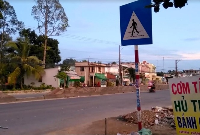 Cụ bà 70 tuổi đi bộ qua đường bị xe tông tử vong Hiện trường xảy ra vụ tai nạn.