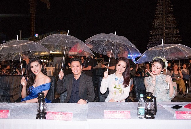 Kỳ Duyên, Huyền My lần đầu cùng ngồi ghế nóng chương trình HHVN 2018 Hoa hậu Kỳ Duyên tái ngộ Á hậu Huyền My trong đêm mở màn "Người đẹp Thời trang" tối 28/8.