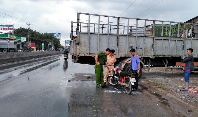 Tông vào đuôi xe tải, một người tử vong Hiện trường vụ tai nạn.
