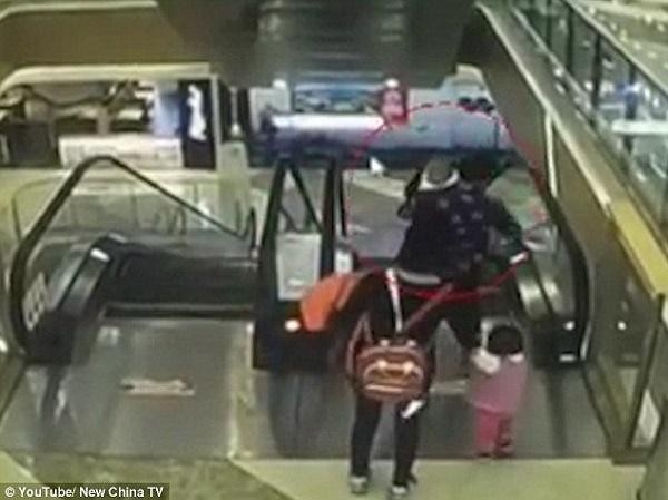 Bản tin 14H: Đi thang cuốn, bà tuột tay làm rơi khiến bé trai tử vong Khoảnh khắc bà tuột tay làm rơi cháu xuống thang cuốn. Ảnh cắt từ clip