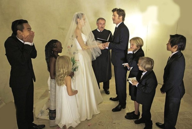 Nhìn lại 6 đứa trẻ nhà Jolie-Pitt giữa ‘cuộc chiến ly hôn’ của bố mẹ 6 đứa trẻ nhà Jolie-Pitt hạnh phúc trong đám cưới của bố mẹ.