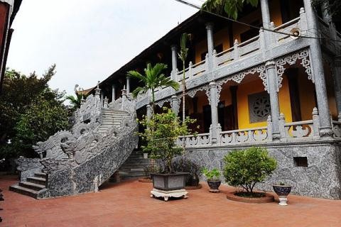 Bản tin 8H: Thanh niên xả súng trong sân chùa, rồi rút dao tự sát Ngôi chùa xảy ra vụ việc.