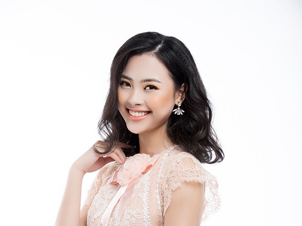 Đào Hà biến hoá và 'thôi miên' với những bộ đầm ren quyến rũ Đào Hà biến hoá và 'thôi miên' với những bộ đầm ren quyến rũ