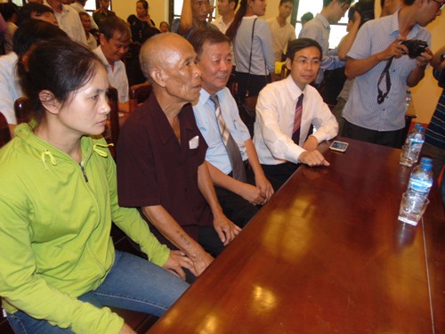 Cơ quan tố tụng nói gì sau khi xin lỗi 'tử tù 43 năm kêu oan'? Ông Trần Văn Thêm và người thân tại buổi xin lỗi. Ảnh: Nguyễn Trường.