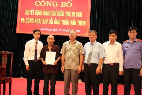Công khai xin lỗi Trao quyết định đình chỉ điều tra cho ông Thêm. Ảnh: plo.vn