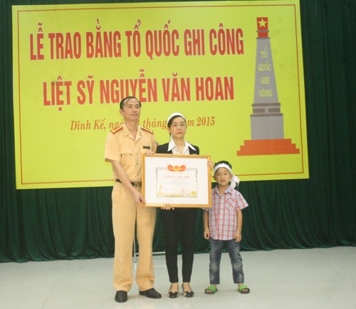 Trả hồ sơ điều tra hành vi giết người trong vụ cát tặc làm chết thiếu úy CSGT Thiếu úy Nguyễn Văn Hoan được truy tặng liệt sĩ năm 2015. Nguyễn Trường