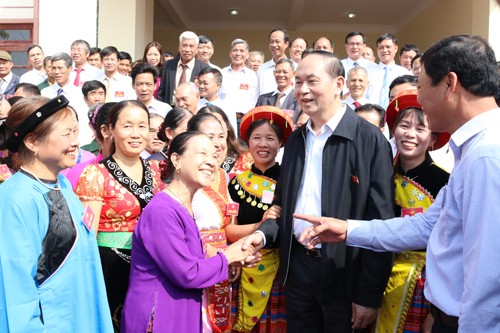 Chủ tịch nước: 13 chỉ tiêu phát triển KT-XH có thể vượt mục tiêu đề ra Chủ tịch Trần Đại Quang vui vẻ hỏi thăm người dân xã Tân Hưng Ảnh: Nguyễn Trường