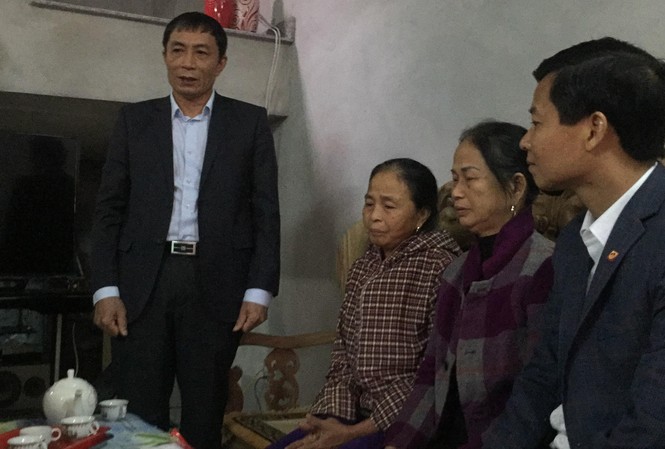 Đình chỉ 6 y, bác sĩ trong kíp trực 4 trẻ sơ sinh tử vong Phó Chủ tịch UBND tỉnh Bắc Ninh Nguyễn Văn Phong thăm, động viên gia đình bệnh nhi tử vong sáng ngày 21/11.