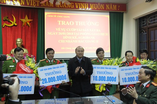 20 giờ tóm gọn tên cướp ngân hàng táo tợn ở Bắc Giang 20 giờ tóm gọn tên cướp ngân hàng táo tợn ở Bắc Giang