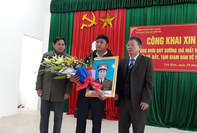 Chết 5 năm mới được giải oan 'tội' giết vợ Đại diện gia đình ông Sường nhận hoa chúc mừng của lãnh đạo địa phương
