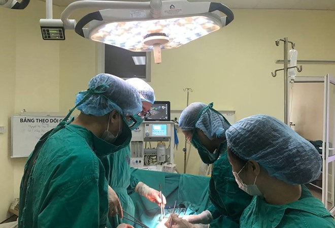 Người phụ nữ mang khối u cổ tử cung nặng 7 kg Ê-kíp phẫu thuật cho bệnh nhân