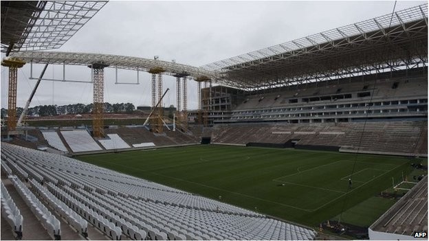 Sân khai mạc World Cup không xong đúng hẹn? Sân khai mạc giải tại Sao Paolo vẫn đang ngổn ngang.