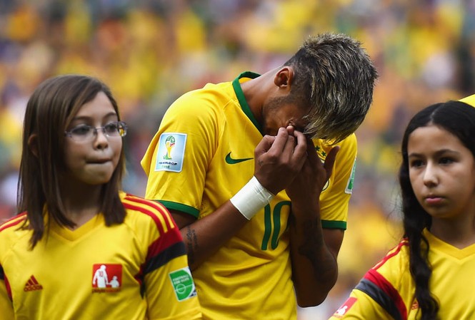 Hát quốc ca, Neymar khóc thút thít, Luiz như hét vào mặt Neymar cúi mặt xuống khóc như trẻ con