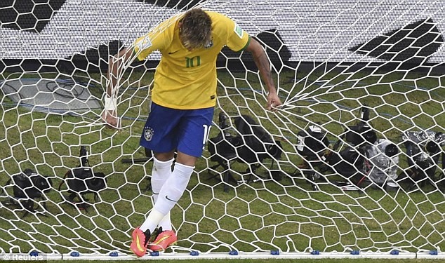 Cận cảnh thủ môn Mexico làm Neymar 'tắt điện' Neymar bay vào lưới, nhưng bóng thì không