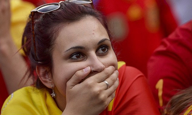CĐV Tây Ban Nha uất trào nước mắt khi đội nhà sớm bị loại CĐV Tây Ban Nha nghẹn ngào khóc trên khán đài