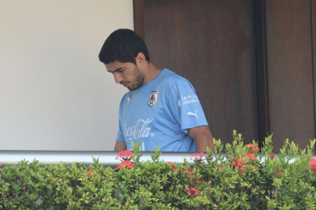 Barca tha hồ ép giá 'món hàng nguy hiểm' Suarez Suarez sớm rời World Cup sau hành động điên rồ.