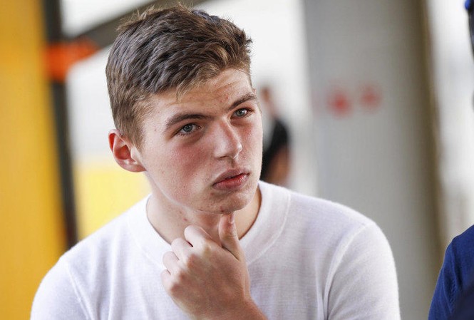 Vẻ ngây thơ của tay đua trẻ F1 chưa có bằng lái xe Vẻ mặt còn ngây thơ của Max Verstappen