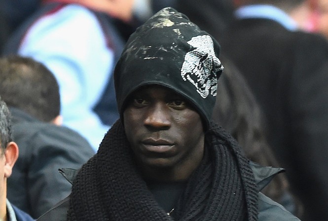 Balotelii buồn “rũ rượi” vì Liverpool thua Man City Khuôn mặt thất thần của Balotelli khi Liverpool thua trận