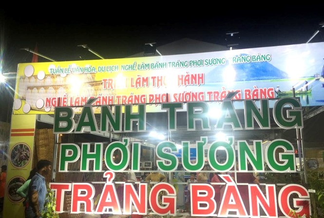 Bánh tráng phơi sương Trảng Bàng là di sản văn hóa phi vật thể Tuần lễ tôn vinh Làng nghề bánh tráng phơi sương diễn ra từ nay đến ngày 25/12. Ảnh: Tân Châu