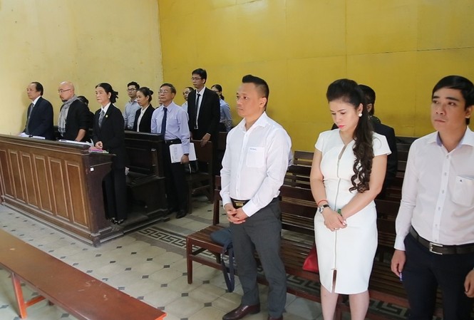 Đâu là lý do vợ chồng ‘vua cà phê’ Trung Nguyên đưa nhau ra tòa ly hôn? Phiên tòa sáng nay đã tạm hoãn, Tòa thông báo ngày 21/2 sẽ mở lại.