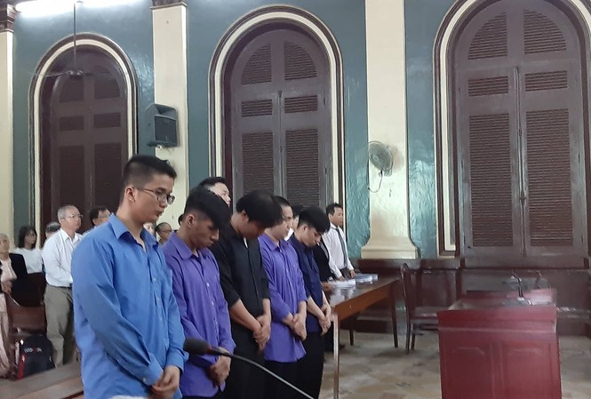 Cựu CSGT kêu giang hồ đánh chết người vi phạm tiếp tục hầu tòa Cựu CSGT Phạm Sỹ Hoài Như (áo đen đứng hàng đầu) tại phiên tòa sáng nay. Ảnh: Tân Châu