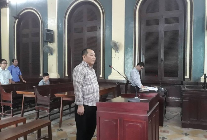Nguyên phó Trưởng đại diện một Tạp chí bị tuyên 4 năm tù Cựu nhà báo Huỳnh Ngọc Long tại phiên xử. Ảnh: Tân Châu.