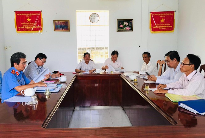 Thêm 3 công dân bị bắt giam oan yêu cầu bồi thường hàng chục tỷ đồng Các công dân bị bắt oan và VKS tại buổi làm việc sáng nay. Ảnh: T.V.P