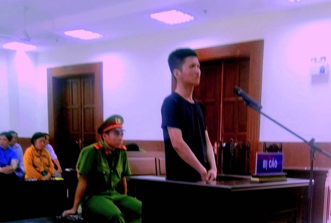 Gã đàn ông dùng kéo, tua vít, búa tấn công vợ đến chết Gã chồng Nguyễn Thanh Tuấn giết vợ vì bị ảo giác tại tòa sáng nay 23/4. Ảnh: Tân Châu