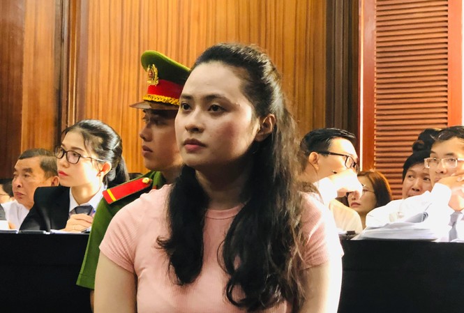 Hot girl Ngọc Miu cùng đồng phạm sẽ nhận án nào? Ngoài xin thay đổi tội danh, hot girl Ngọc Miu cũng 'thòng'xin giảm nhẹ hình phạt với tình tiết 'mẹ 2 con'. Xem ra hot girl 1 thời 'rộng cửa' án nhẹ nhất phiên tòa. Ảnh: Tân Châu
