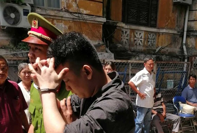 Tử hình kẻ sát hại ‘tình địch’ Cảnh sát dẫn giải bị cáo Trương Thái Nguyên về trại giam sau khi bị tuyên án tử hình. Ảnh: Tân Châu