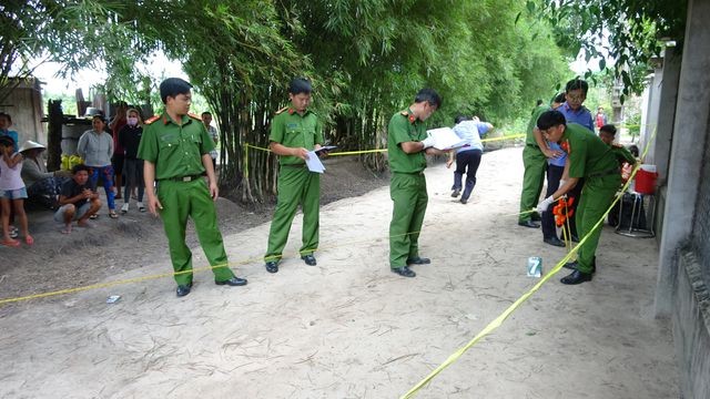 Công an thông tin vụ 3 người trong gia đình bị đâm thương vong tại nhà Công an khám nghiệm hiện trường vụ án.