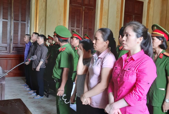 Mua súng đạn để vận chuyển hơn chục bánh heroin, 4 bị cáo lĩnh án tử Tòa vừa tuyên 4 án tử hình, 38 năm tù cho 6 bị cáo. Ảnh: Tân Châu