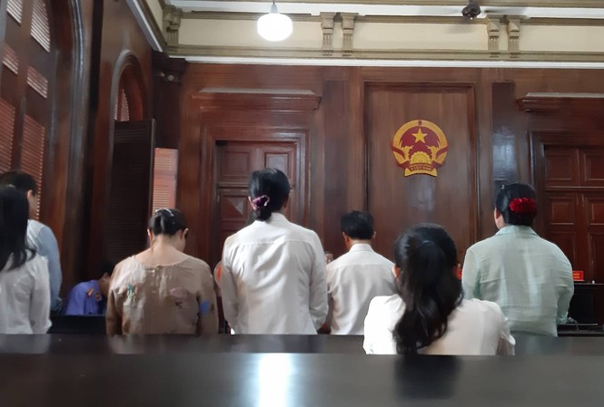 Gần chục cán bộ, nhân viên ngân hàng lĩnh án tù Các bị cáo tại tòa. Ảnh: Tân Châu