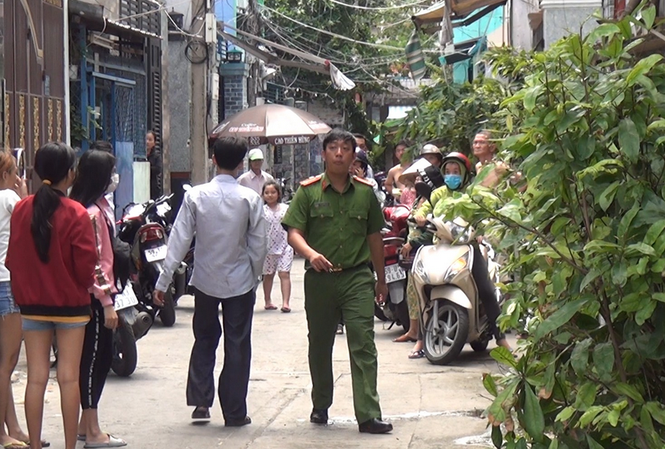 Vờ xuống tóc rồi vào chùa sát hại nữ tu để cướp Cảnh sát khám nghiệm hiện trường vụ án.