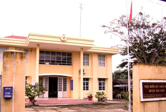 Thông tin mới vụ Phó Viện trưởng VKSND nhận hối lộ 2.500 USD Ngay sau khi bị bắt quả tang, Cơ quan điều tra Viện KSND tối cao cũng khám xét nơi làm việc của ông An tại Viện KSND huyện Tân Châu.