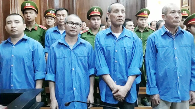 Ông trùm ma túy lớn nhất Sài Gòn hầu tòa Hiệu (đeo kính) cùng đồng phạm tại tòa hôm nay. Ảnh: VnExpress