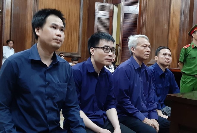 Tổng giám đốc công ty lừa đảo hàng chục tỷ đồng Các bị cáo tại phiên tòa chiều 22/10.