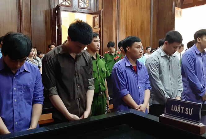 Nhóm người giả danh công an chiếm đoạt hàng tỷ đồng Các bị cáo tại tòa sáng nay 23/10.