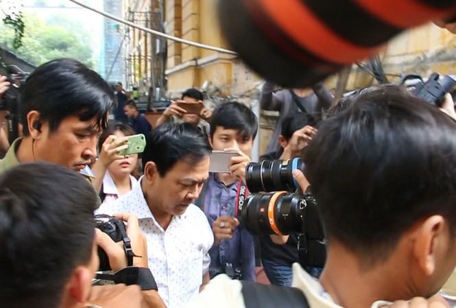 Cựu phó Viện trưởng VKSND TP Đà Nẵng dâm ô trẻ em đề nghị giám đốc thẩm Ông Nguyễn Hữu Linh trong 'vòng vay' báo chí sáng 6/11. Ảnh: Tân Châu
