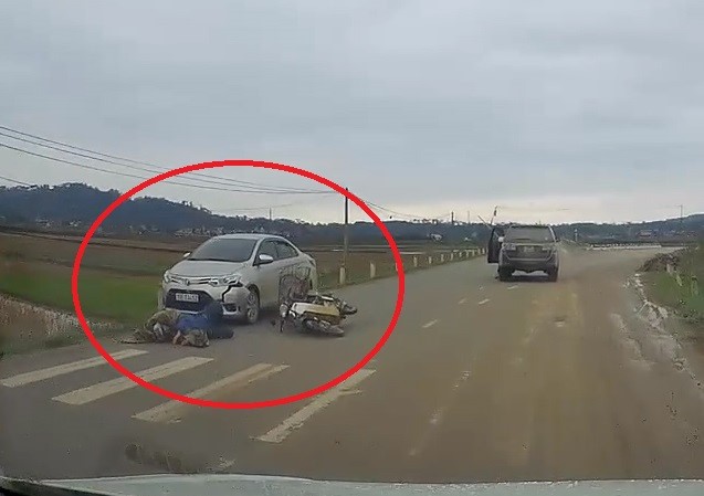 Qua đường không quan sát, xe máy bị ôtô đâm ngã nhào Qua đường không quan sát, xe máy bị ôtô đâm ngã nhào
