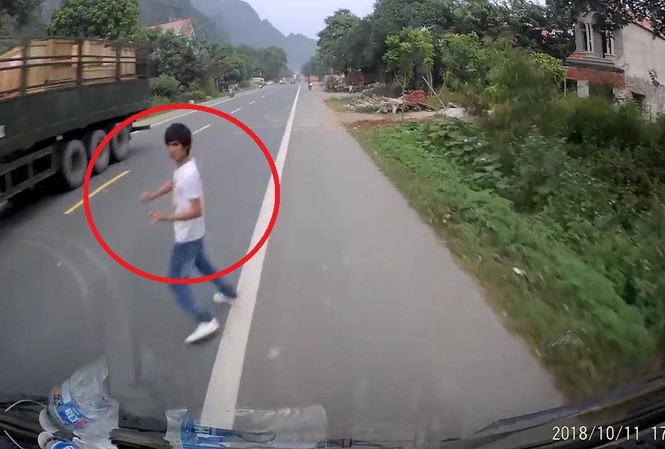 VIDEO: Nam thanh niên sang đường ngơ ngẩn, suýt gây họa cho 2 xe tải VIDEO: Nam thanh niên sang đường ngơ ngẩn, suýt gây họa cho 2 xe tải