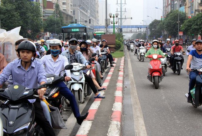 Xe máy liều mình lấn làn, đi ngược chiều trên làn BRT trong giờ cao điểm ở HN Xe máy liều mình lấn làn, đi ngược chiều trên làn BRT trong giờ cao điểm ở HN
