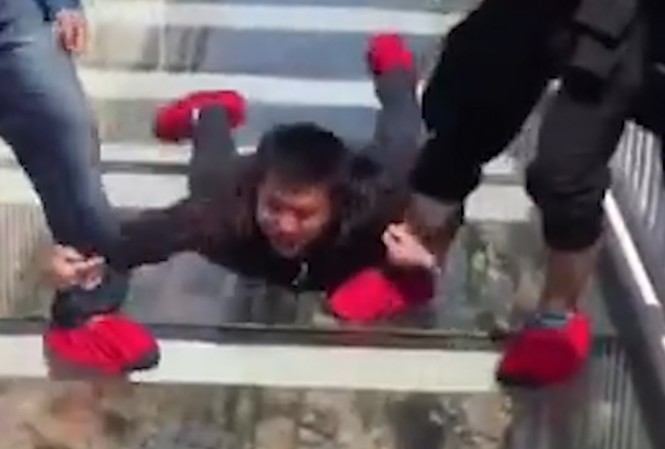 Những hình ảnh hài hước khi du khách đi qua cầu kính Những hình ảnh hài hước khi du khách đi qua cầu kính