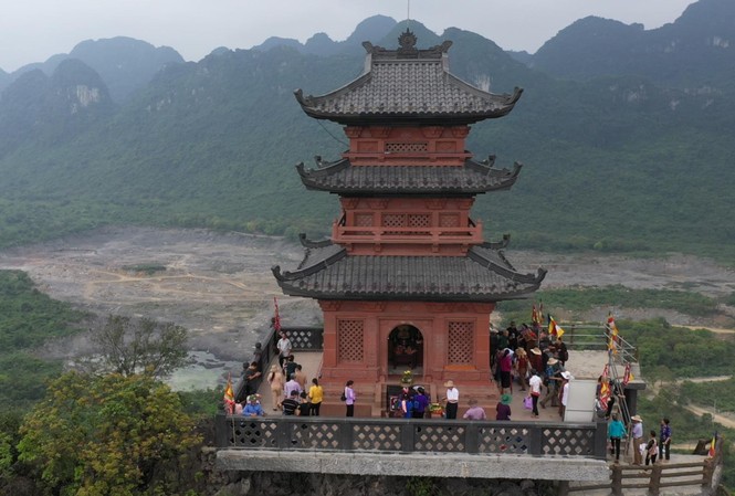 Ngôi chùa làm từ 2.000 tấn đá granit đỏ trên đỉnh núi ở Hà Nam Ngôi chùa làm từ 2.000 tấn đá granit đỏ trên đỉnh núi ở Hà Nam