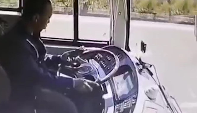 Mải dùng điện thoại, tài xế xe buýt gây tai nạn nghiêm trọng Mải dùng điện thoại, tài xế xe buýt gây tai nạn nghiêm trọng