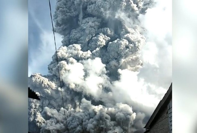 Indonesia phát cảnh báo đỏ khi núi lửa phun cột khói bụi cao 7 km Indonesia phát cảnh báo đỏ khi núi lửa phun cột khói bụi cao 7 km
