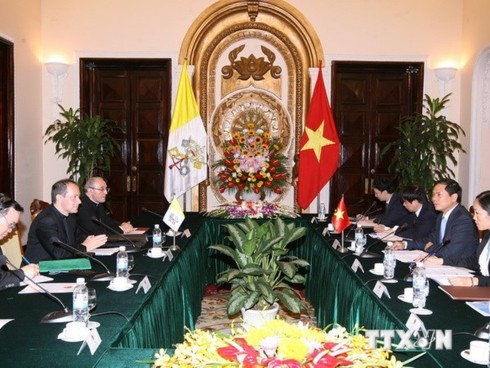 Việt Nam, Vatican chuẩn bị nâng cấp quan hệ Thứ trưởng thường trực Bộ Ngoại giao Bùi Thanh Sơn và Thứ trưởng Ngoại giao Tòa thánh Vatican, Đức ông Antoine Camilleri đồng chủ trì cuộc họp. Ảnh: TTXVN